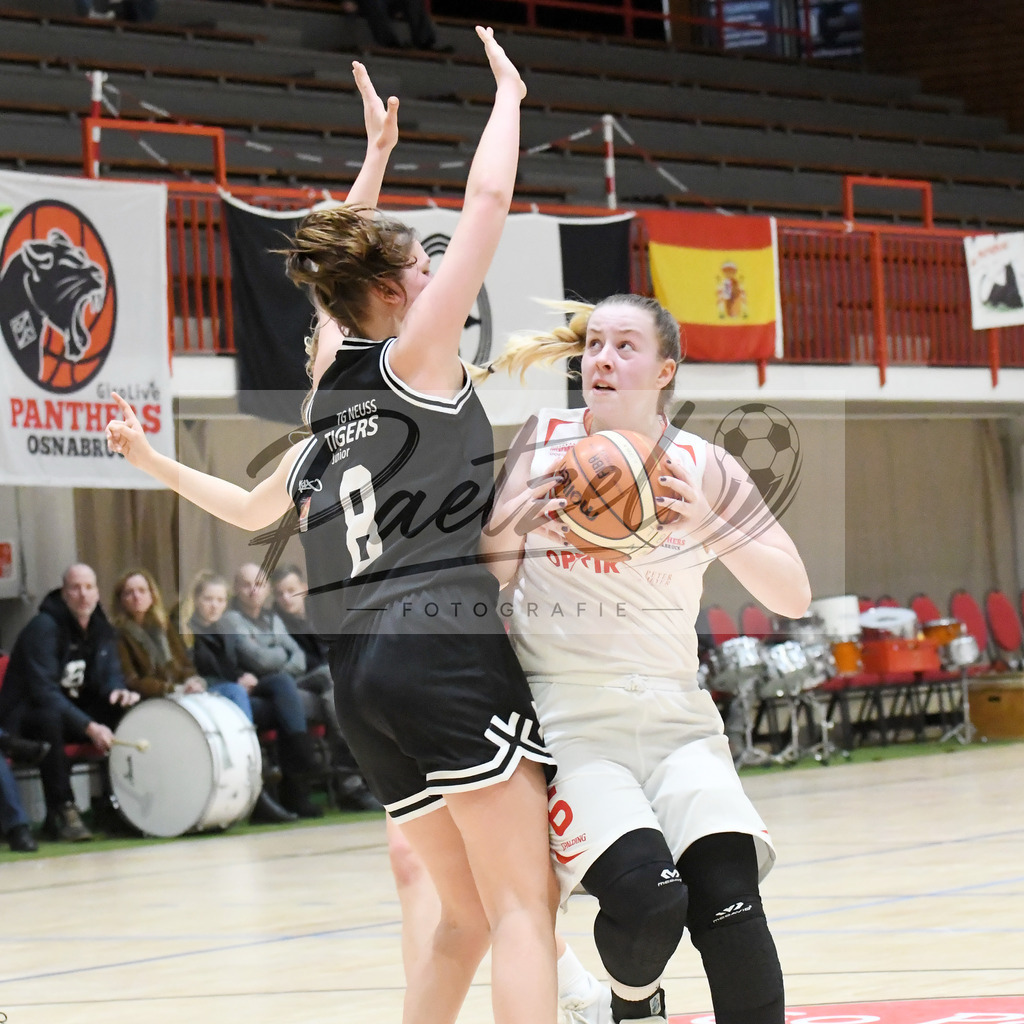 20200126_OSCTGN_0035 | Basketball, Juniorinnen: Jana Schnelle (TG Neuss Junior Tigers) und Tessa Strompen (OSC Junior Panthers) im Zweikampf beim Spiel der WNBL zwischen OSC Junior Panthers vs. TG Neuss Junior Tigers am 26.01.2020 im Panthers Dome in Osnabrück, Deutschland.(Foto von Nico Paetzel) - Realisiert mit Pictrs.com