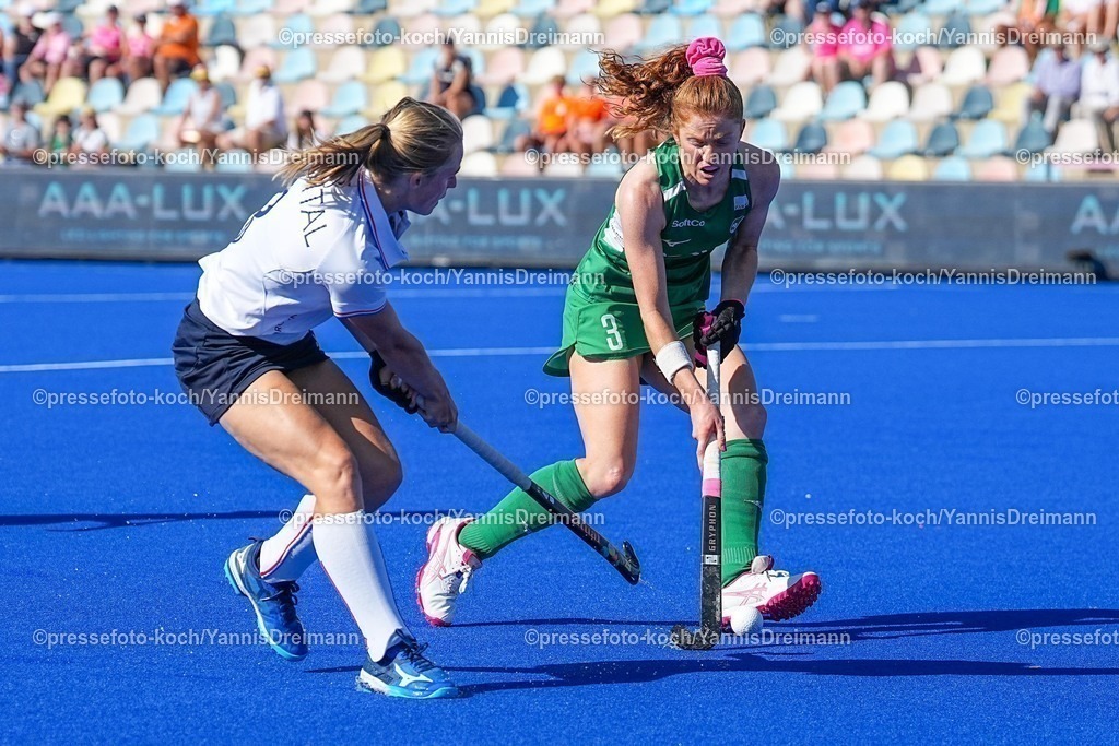 xydrx11082501010 | 11.08.2025, xydrx, Frauen EuroHockey Championship 2025, Gruppenphase, Gruppe A, Irland - Frankreich, Sparkassenpark Mönchengladbach: Yohanna Lhopital (FRA #8) im Zweikampf gegen Sarah Mcauley (IRL #3)