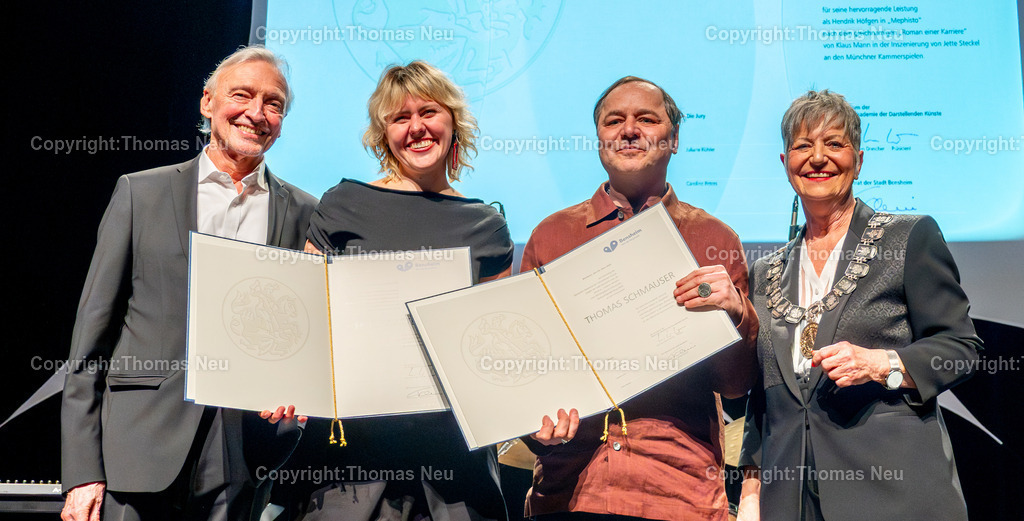 eysoldt-ring-thomas-schmauser-bensheim-fotografie-thomas-neu.jpg-45 | Im Parktheater Bensheim fand am 28. März 2026 die Verleihung des Eysoldt-Rings 2025 statt – eine der bedeutendsten Auszeichnungen für Schauspielkunst im deutschsprachigen Raum. Der Preis ging an Thomas Schmauser, der für seine herausragende darstellerische Leistung geehrt wurde.Im Rahmen der Veranstaltung wurde außerdem der Kurt-Hübner-Regiepreis an Fritzi Wartenberg verliehen, die für ihre besondere künstlerische Handschrift und Regiearbeit ausgezeichnet wurde. Hier die Preisträger mit der Bensheimer Bürgermeisterin Christine Klein und dem Präsidenten der Deutschen Akademie der Darstellenden Künste Profd. Hans-Jürgen Drescher, ,Bild: Thomas Neu