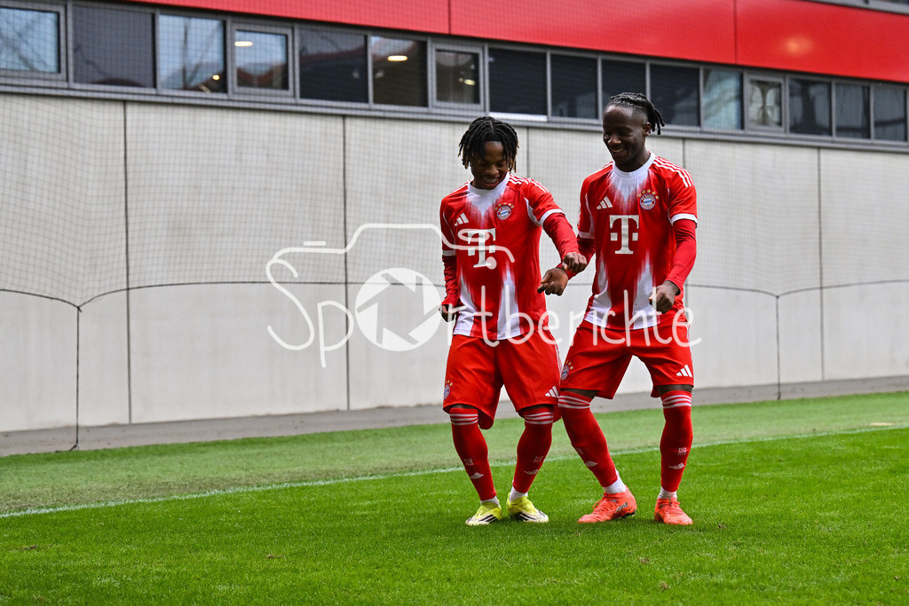 FC Bayern München - Hannover 96 | MUNICH, GERMANY - 15. FEBRUARY: Jubel der Bayern nach dem Treffer zum 2-0 durch Wisdom MIKE (FC Bayern München U19 11) / Tor / Torschuetze / Freude / Happy während dem Spiel zwischen der U19 des FC Bayern München und der U19 von Hannover 96 am 2. Spieltag der Hauptrunde der U19-DFB-Nachwuchsliga am FC Bayern Campus