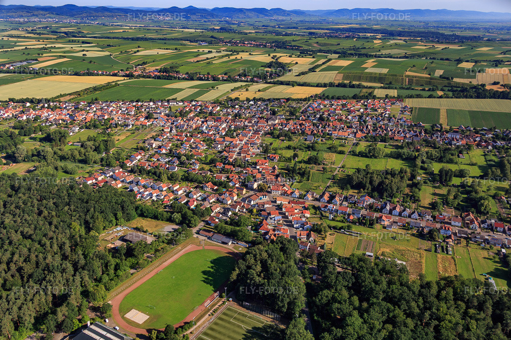 Luftbild: Stadion des TuS 1908 Schaidt und Sporthalle im Ortsteil Schaidt in Wörth im Bundesland Rheinland-Pfalz in Deutschland. Foto: IMG_083066.jpg vom 26.06.2015 durch Werner Riehm/FLY-FOTO.deWWW.TUS08-SCHAIDT.DE