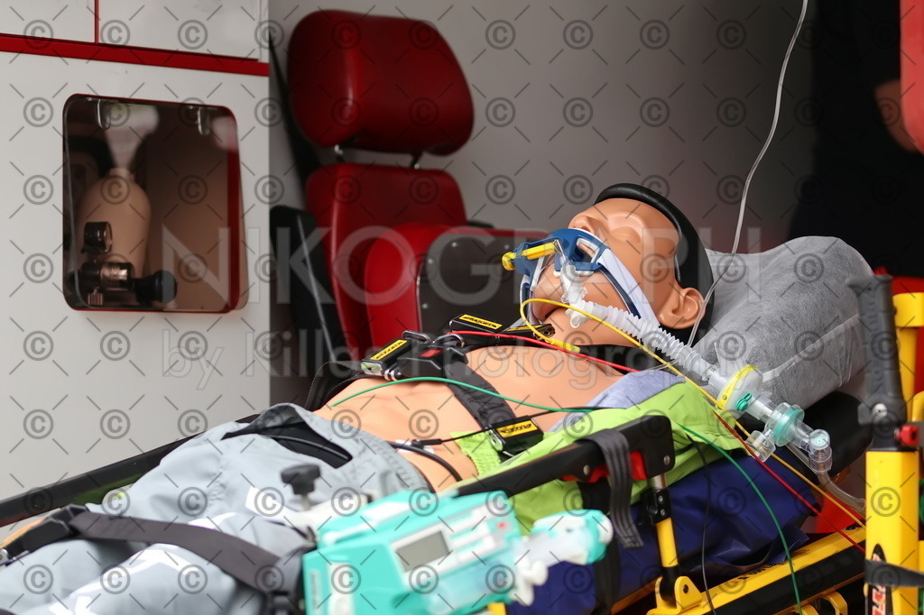 Beatmung | Eine intubierte Renimationspuppe im Rettungswagen (RTW) bei einer Vorführung.