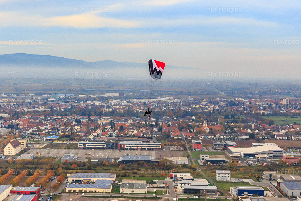 Luftbild: Paragleiter überm Messplatz im Ortsteil Queichheim in Landau im Bundesland Rheinland-Pfalz in Deutschland. Foto: IMG_076284.jpg vom 09.11.2014 durch Werner Riehm/FLY-FOTO.deAuflösung des Originals: 4325 x 2883 px
