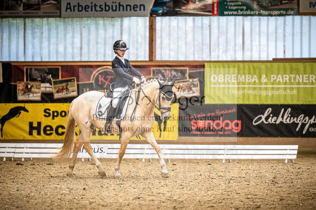 DOS_2711 | Entdecke hochwertige Reitturnierfotos von Foto Oger. Professionell, emotional und authentisch – jetzt Lieblingsmomente im Shop bestellen.Deutschlandweite Turnierfotografie. - Realisiert mit Pictrs.com