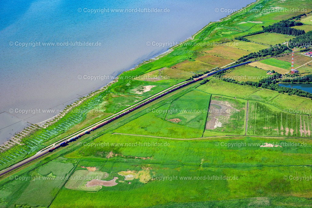 Sylt_Morsum_Hindenburgdamm_Autozug_ELS_3553210625 | SYLT 21.06.2025 Wattenmeer der Nordsee- Küste am Hindenburgdamm in Sylt im Bundesland Schleswig-Holstein. // Wadden Sea of North Sea Coast on Hindenburgdamm in Sylt in the state Schleswig-Holstein. Foto: Martin Elsen