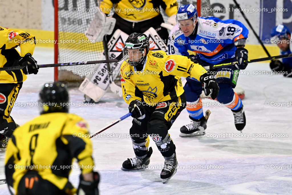 ESC SPARKASSE STEINDORF vs. MET PHOTOVOLTAIK HORNETS SPITTAL | #11 Kucher Florian EC Hornets Spittal, #18 Pewal Martin ESC Steindorf, ESC SPARKASSE STEINDORF vs. MET PHOTOVOLTAIK HORNETS SPITTAL, ESC SPARKASSE STEINDORF vs. MET PHOTOVOLTAIK HORNETS SPITTAL am 22.11.2025 in Steindorf (Ossiachersee Halle), Austria, (Photo by Bernd Stefan)