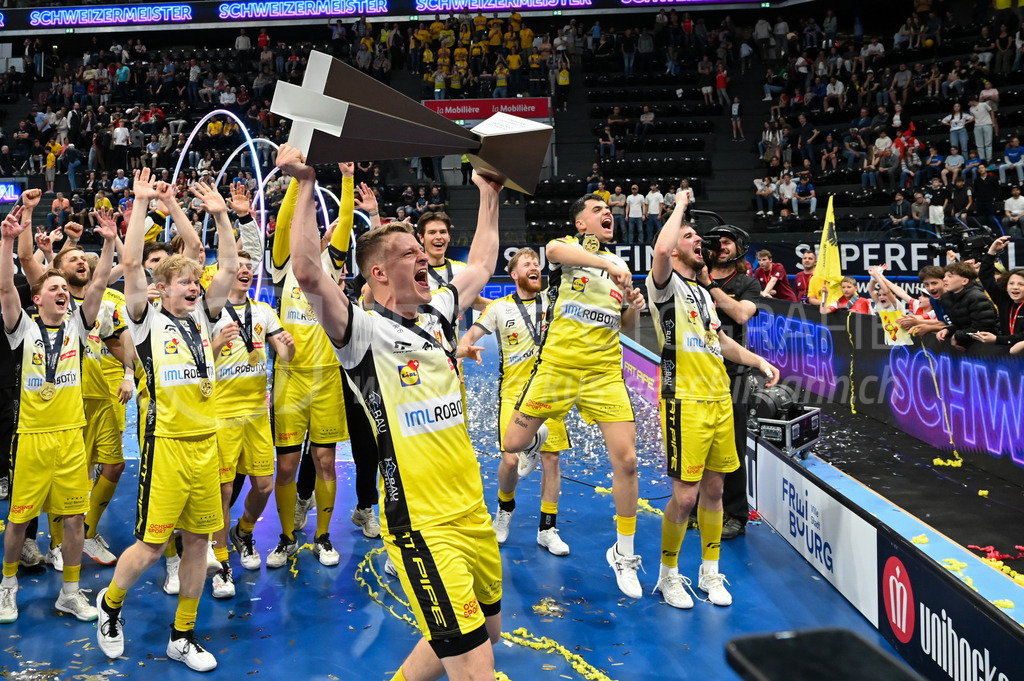 Zug United - HC Rychenberg - 25. April 2026 | Die HCR-Spieler bedanken sich bei ihren Fans für die grossartige Unterstützung und präsentieren den Pokal am L-UPL Superfinal-Spiel zwischen Zug United und HC Rychenberg am 25. April 2026 in der BCF Arena, Fribourg, Schweiz.Bild: Sportfotografie Markus Aeschimann | www.markus-aeschimann.ch - Realisiert mit Pictrs.com