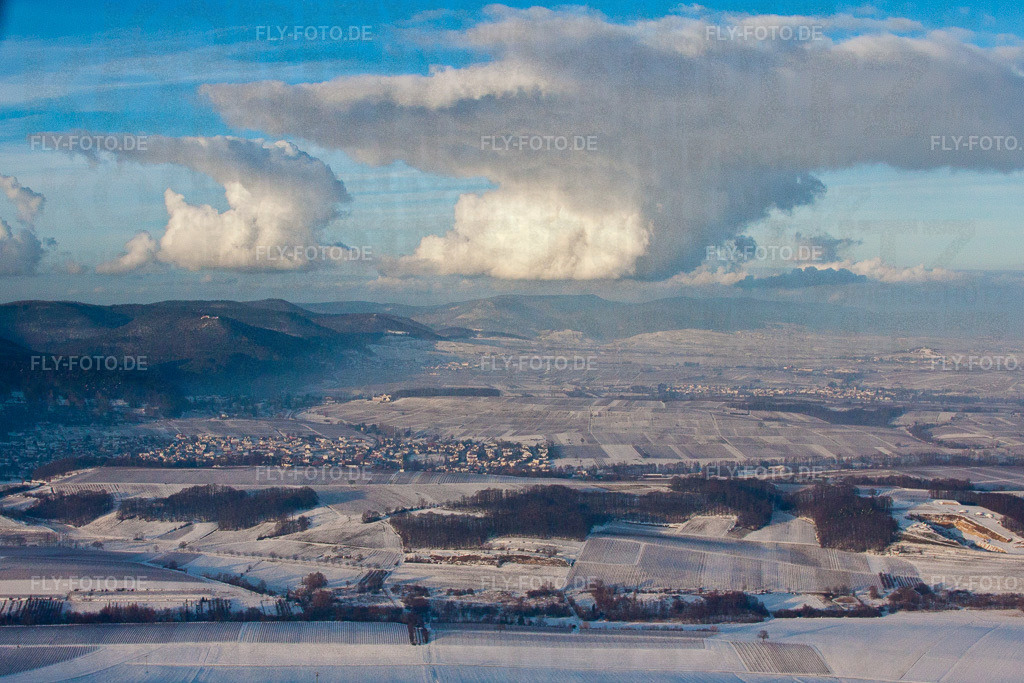 Winterlich schneebedeckte Ortsansicht von Klingenmünster am Haardtrand des Pfälzerwalds | Luftbild: Winterlich schneebedeckte Ortsansicht von Klingenmünster am Haardtrand des Pfälzerwalds in Klingenmünster im Bundesland Rheinland-Pfalz in Deutschland. Foto: IMG_36450.jpg vom 03.01.2011 durch Werner Riehm/FLY-FOTO.de - Realisiert mit Pictrs.com