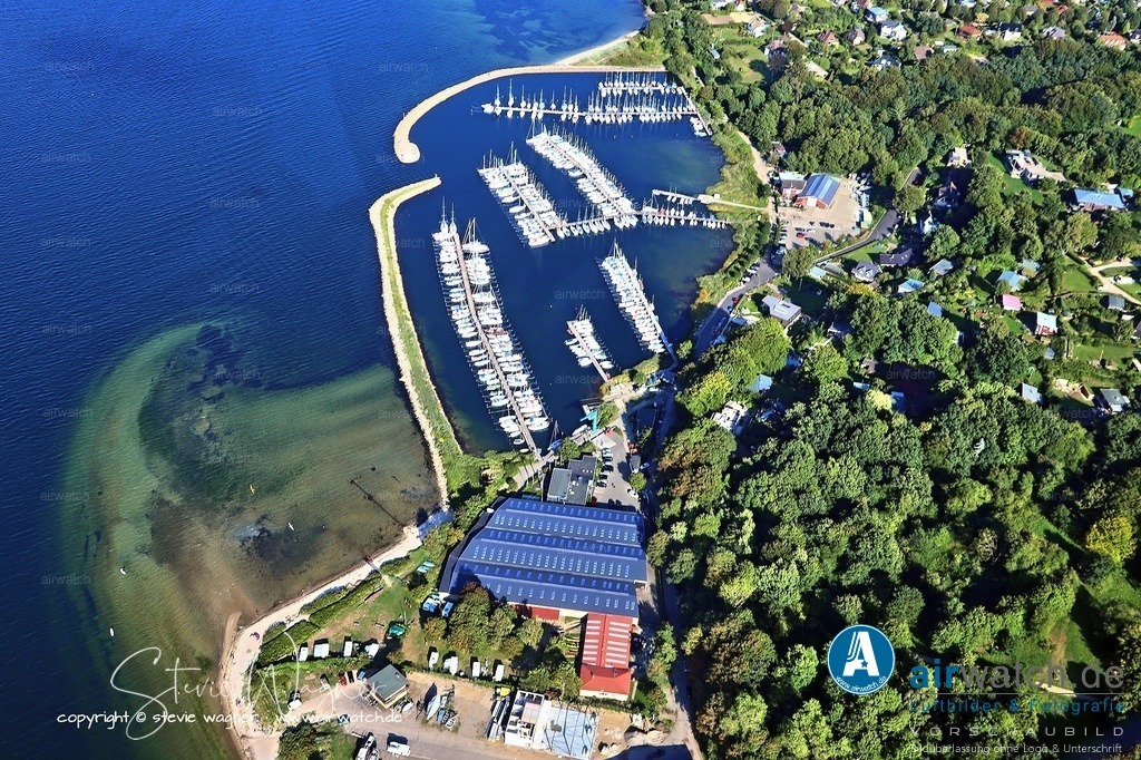 Luftbild Yachthafen Fahrensodde - In der Umgebung gibt es zudem mehrere Restaurants | In der Umgebung gibt es zudem mehrere Restaurants, darunter „The Ferryman“ im FYC-Clubhaus, das auf Fisch und Meeresfrüchte spezialisiert ist, sowie das „Deutsche Yachtclub“-Restaurant und das italienische Restaurant am Strandbad Solitüde. Die Flensburger Brauerei und das Schifffahrts- und Rummuseum in Flensburg sind ebenfalls leicht erreichbar.