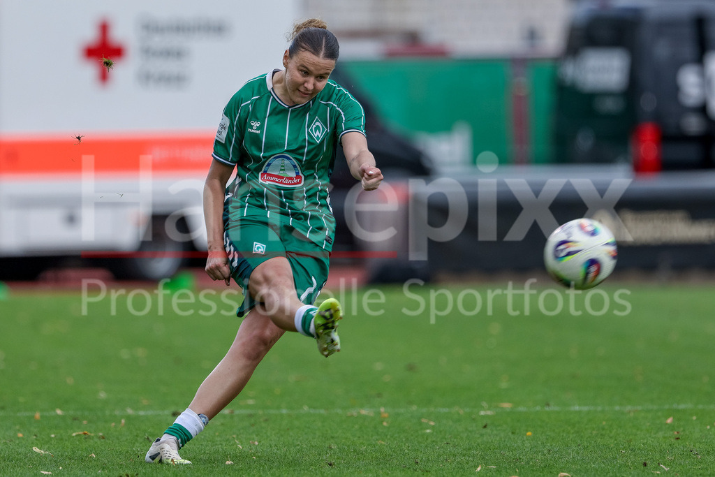 Fussball, Google Pixel Frauen-Bundesliga, SV Werder Bremen - TSG 1899 Hoffenheim | Larissa Mühlhaus (SV Werder Bremen, 7) am Ball, Freisteller, Einzelbild, Ganzkörper, Aktion, Action, Spielszene, DIE DFB-RICHTLINIEN UNTERSAGEN JEGLICHE NUTZUNG VON FOTOS ALS SEQUENZBILDER UND/ODER VIDEOÄHNLICHE FOTOSTRECKEN. DFB REGULATIONS PROHIBIT ANY USE OF PHOTOGRAPHS AS IMAGE SEQUENCES AND/OR QUASI-VIDEO.