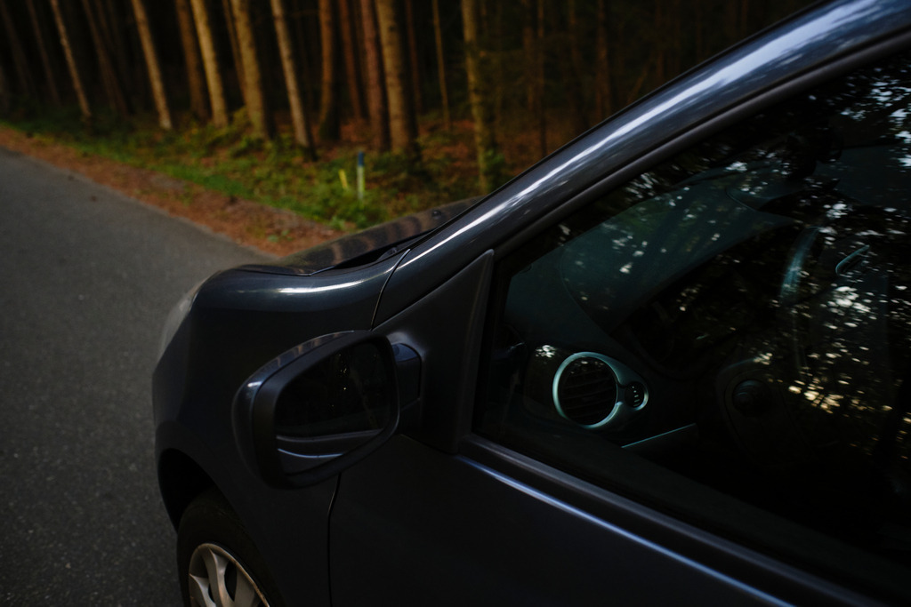 abgestelltes Auto vor einem dunklen Wald | Burgenland, Austria - September 21, 2019: abgestelltes Auto vor einem dunklen Wald. - Realisiert mit Pictrs.com
