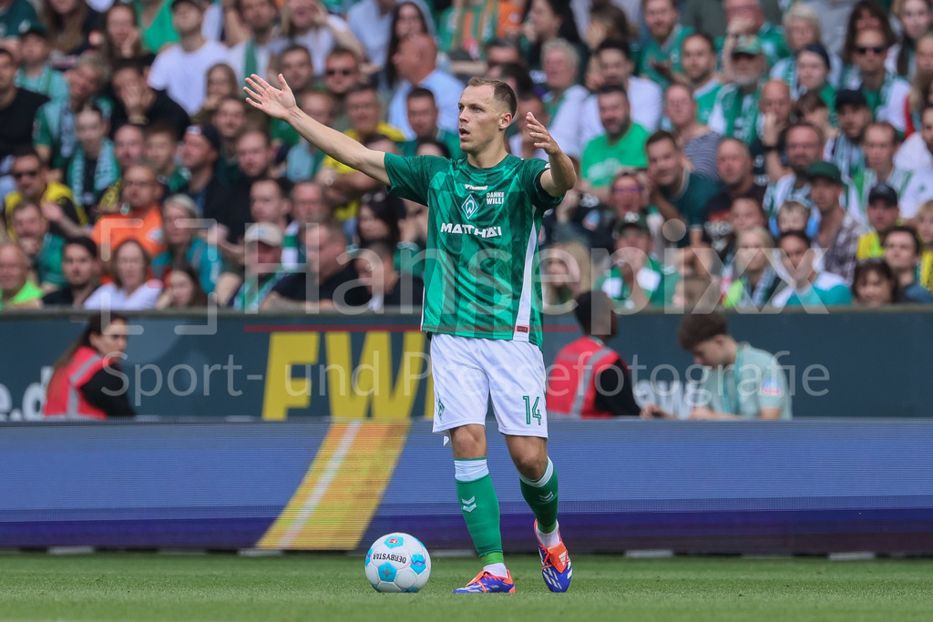 Fussball, Bundesliga, SV Werder Bremen - Borussia Dortmund | v.li.: Senne Lynen (SV Werder Bremen, 14) gibt Anweisungen, gestikuliert, mit den Armen gestikulieren, reklamiert, beschweren, portestiert, meckern, Protest, DIE DFL-RICHTLINIEN UNTERSAGEN JEGLICHE NUTZUNG VON FOTOS ALS SEQUENZBILDER UND/ODER VIDEOÄHNLICHE FOTOSTRECKEN. DFL REGULATIONS PROHIBIT ANY USE OF PHOTOGRAPHS AS IMAGE SEQUENCES AND/OR QUASI-VIDEO.