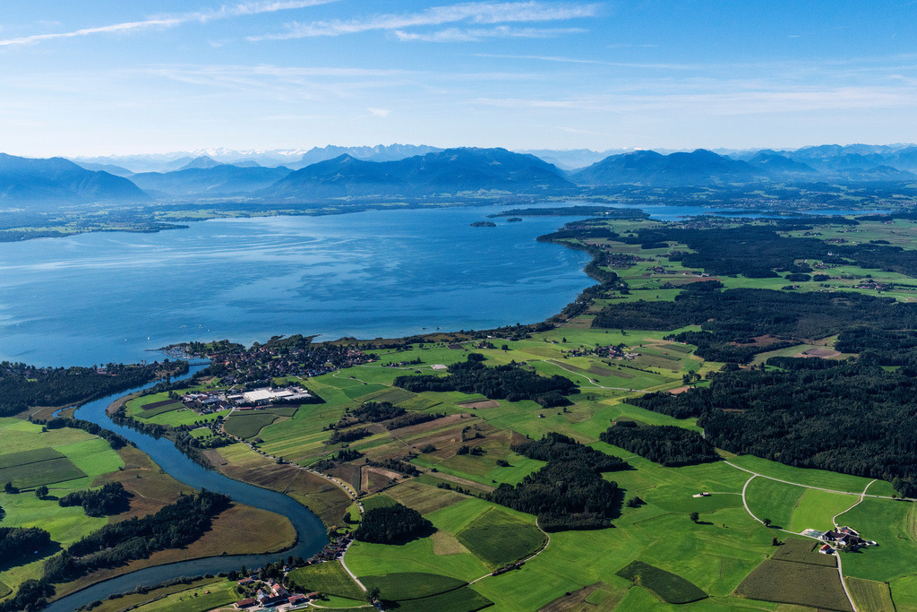 dr__0090653.jpg | SEEON-SEEBRUCK 23.09.2021 Uferbereiche am Seegebiet des Chiemsee in Seeon-Seebruck im Bundesland Bayern, Deutschland. // Riparian areas on the lake area of Chiemsee in Seeon-Seebruck in the state Bavaria, Germany. Foto: Daniel Reiter