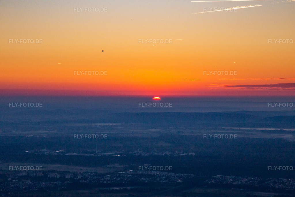 Luftbild: Sonnenaufgang mit Heißluftballon über'm KIT Campus Nord im Ortsteil Leopoldshafen in Eggenstein-Leopoldshafen im Bundesland Baden-Württemberg in Deutschland. Foto: IMG_138411.jpg vom 16.09.2023 durch Werner Riehm/FLY-FOTO.de