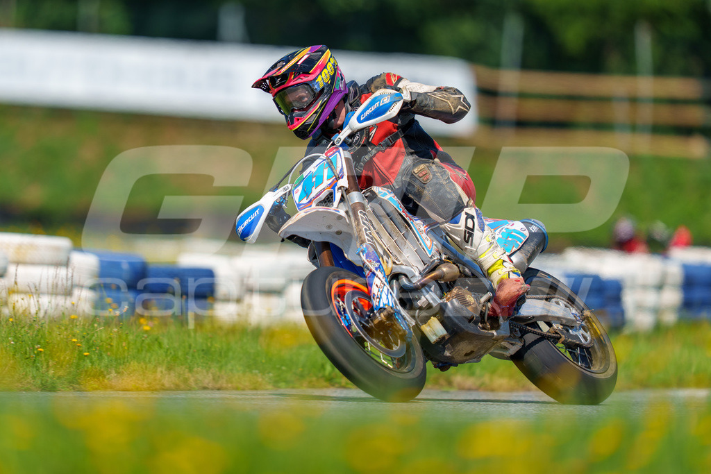 SuperMoto_Staatsmeisterschaft_Greinbach_327 | GRIPcapture steht für authentische Sportfotografie in Österreich – für Momente, die mehr sind als Geschwindigkeit oder Ergebnis. Es geht um Emotion, Spannung, Fokus und den Augenblick, der oft nur einen Wimpernschlag dauert.Ob Motorsport, Teamsport oder 
