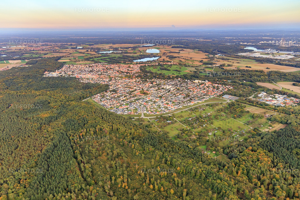 Luftbild: Stadtansicht aus Westen in Jockgrim im Bundesland Rheinland-Pfalz in Deutschland. Foto: IMG_103876.jpg vom 01.10.2017 durch Werner Riehm/FLY-FOTO.de