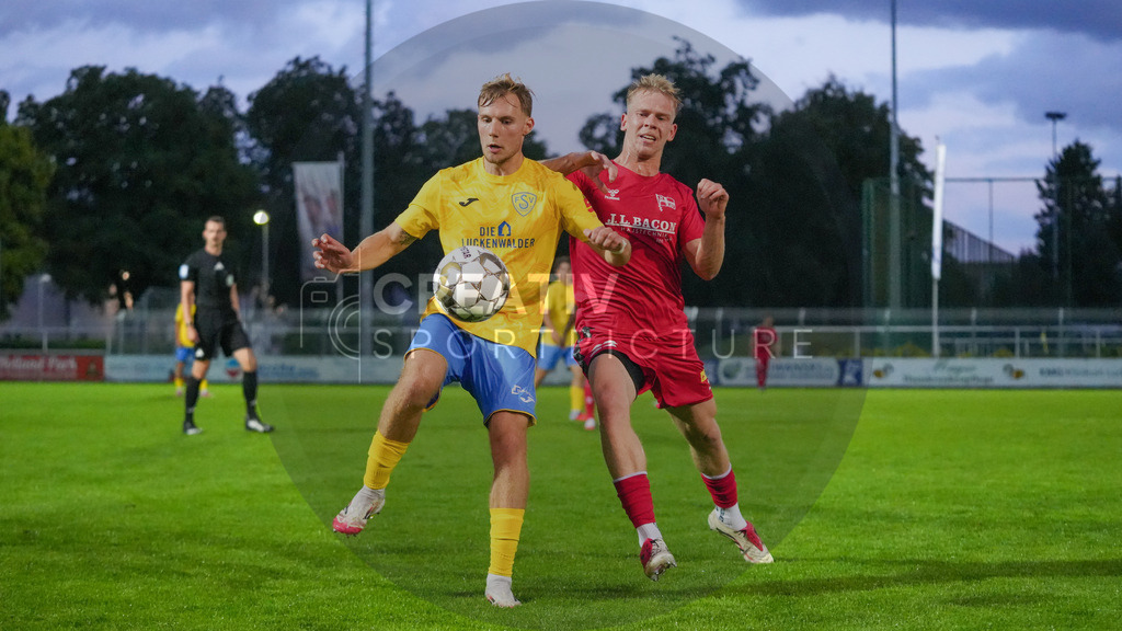 Fußball, Herren, Saison 2025/2026, Regionalliga Nordost, 8. Spieltag, FSV 63 Luckenwalde vs. FC Hertha 03 Zehlendorf, Dienstag 16.09.2025, Werner-Seelenbinder-Stadion Luckenwalde, | Fußball, Herren, Saison 2025/2026, Regionalliga Nordost, 8. Spieltag, FSV 63 Luckenwalde vs. FC Hertha 03 Zehlendorf, Dienstag 16.09.2025, Werner-Seelenbinder-Stadion Luckenwalde, Im Bild: Fabio Schneider (l. Luckenwalde) und Ron Wachs (r. Zehlendorf) - Realisiert mit Pictrs.com