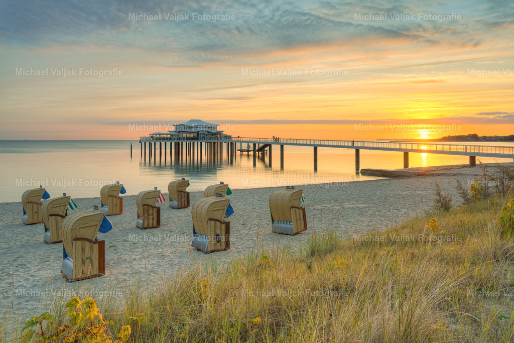 Sonnenaufgang am Timmendorfer Strand | Blick von der Promenade in Richtung Seeschlösschenbrücke am Timmendorfer Strand an der Ostsee kurz nach Sonnenaufgang.  - Realisiert mit Pictrs.com