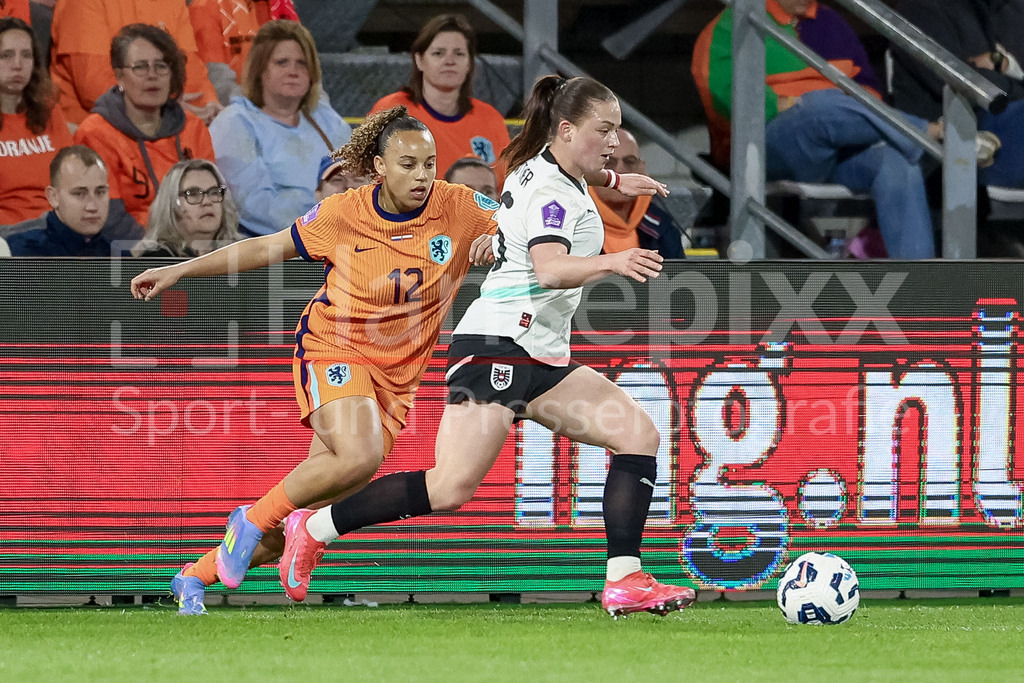 Fussball, UEFA Women s Nations League, Deutschland - Österreich | v.li.: Chasity Grant (Niederlande, 12) und Maria Plattner (Österreich, 15) im Zweikampf, Duell, Dynamik, Aktion, Action, Spielszene