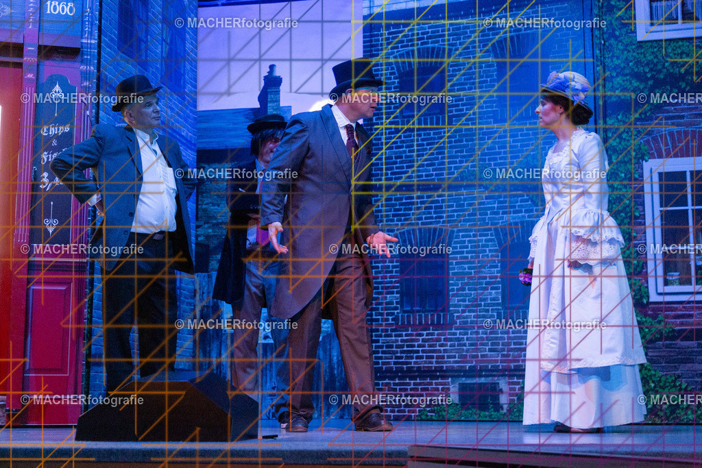 359_MFL-2025 | Portraitbilder von Regisseur; Darsteller; Techniker; Maske; Kostüme; Chor; Musiker; Bilderserie der Generalprobe und der Premierenvorstellung, Szenenbilder; Ausdrucksstudien; Bühnenüberblick; Bühnenkulissen; Pressefotos inkl. Redaktionsfoto Darstellergruppe.