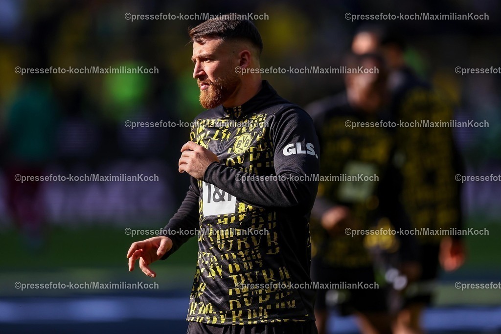 BVB08032502354 | 08.03.2025, Fußball, Borussia Dortmund - FC Augsburg, 1. Fußball Bundesliga, 25. Spieltag, Signal Iduna Park, Saison 2024 2025: Salih Özcan (BVB #6)DFB regulations prohibit any use of photographs as image sequences and or quasi-video.