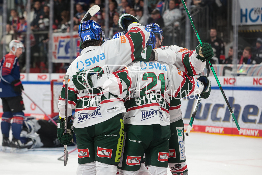 Nuernberg ICE Tigers - Augsburger Panther | Die Panther freuen sich ueber den Treffer zum 2-3 durch David STIELER (AEV #21)