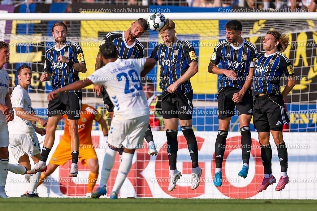 DFB15082501044 | 15.08.2025, Fußball, DFB-Pokal, 1. FC Saarbrücken - 1.FC Magdeburg, Ludwigsparkstadion, Saison 2025 2026: Rayan Ghrieb&nbsp;(1FC Magdeburg #29) verschießt den Strafstoß und bleibt in der Saarbrückener Mauer hängen   DFB regulations prohibit any use of photographs as image sequences and or quasi-video.