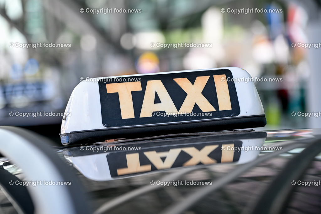 Taxi_ Schild_ 25.03.2024-6 | 25.03.2024, Linz, AUT, Taxi, im Bild Taxi, Taxischild, Taxileuchte, Personentransport, Personenbefoerderung, Standplatz, Schild