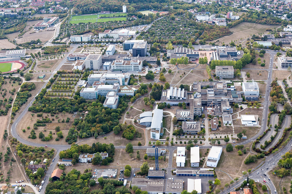 Luftbild: Campus- Julius-Maximilians-Universität im Ortsteil Frauenland in Würzburg im Bundesland Bayern in Deutschland. Foto: IMG_111342.jpg vom 09.09.2018 durch Werner Riehm/FLY-FOTO.de