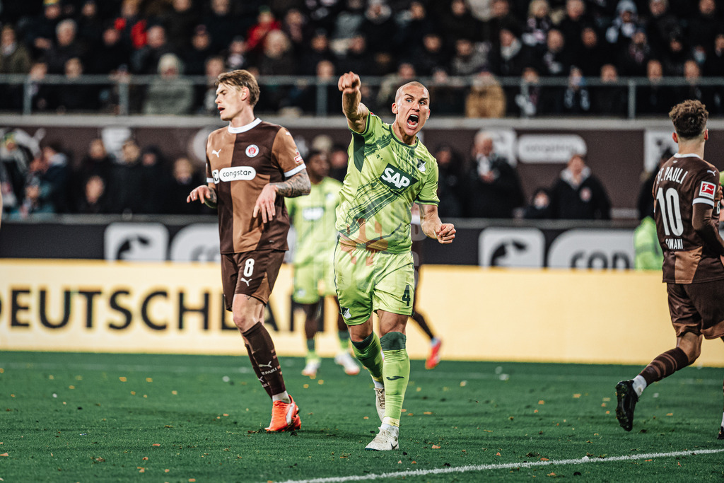 Fußball | Männer | Saison 2024/2025  | Fußball-Bundesliga | 26. Spieltag | FC St. Pauli vs. TSG Hoffenheim | 14.03.2025 | Leo Ostigard (#4, TSG Hoffenheim) beschwert sich über die Schiedsrichterentscheidung frustriert sauer