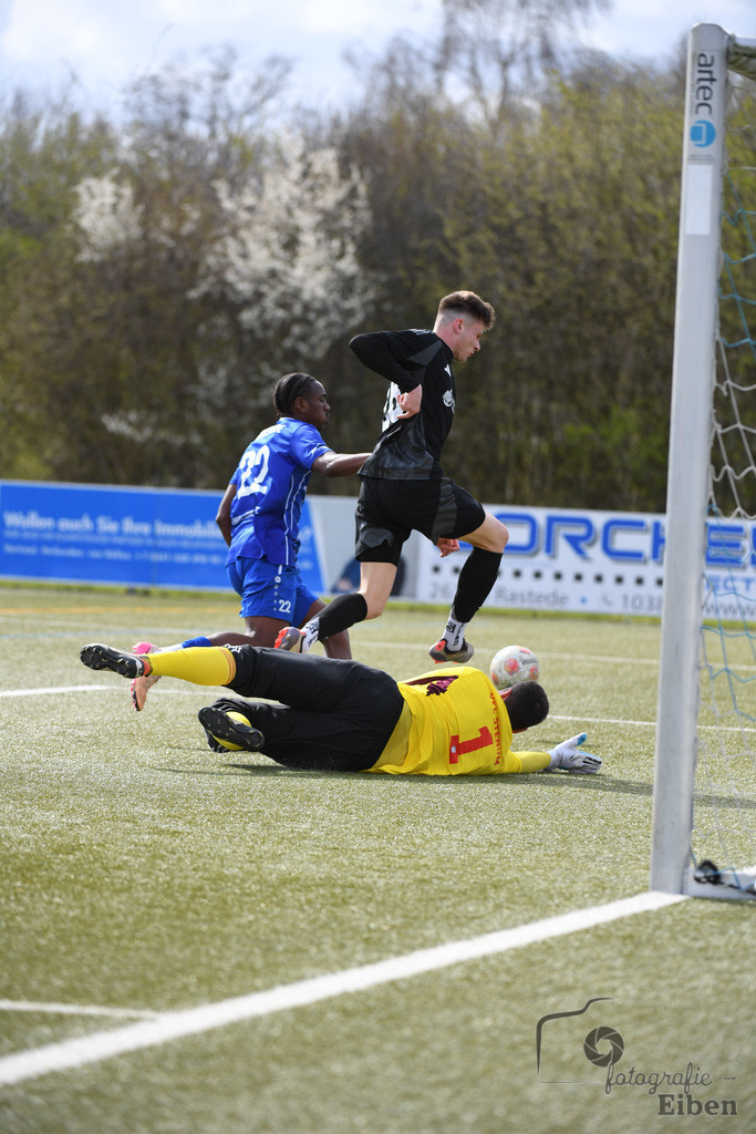 FC Rastede-VFl Stenum | Herren Bezirksliga 2; FC Rastede (blau)-VFL Stenum (schwarz) am 29.03.2026 in Rastede (Sportanlage Köttersweg), Photo: Philip Eiben 2026 - Realisiert mit Pictrs.com