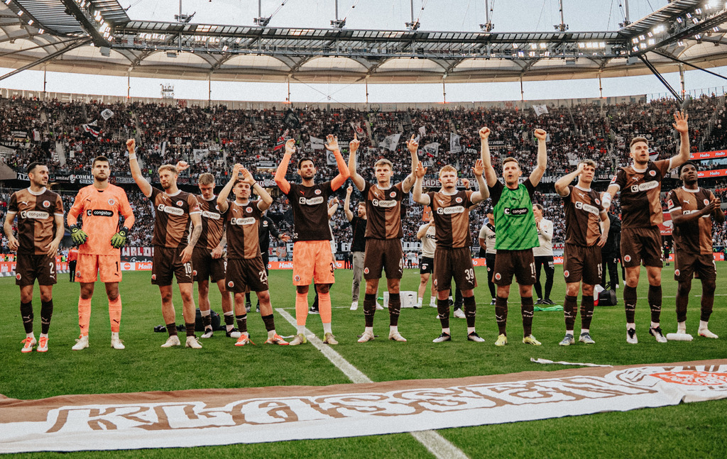 DSC07153 | Der offizielle Shop für FC St. Pauli Fotos. Wähle aus Spielszenen & Fanmomenten dein FCSP Wunschformat. Wir liefern Millerntor-Atmosphäre.