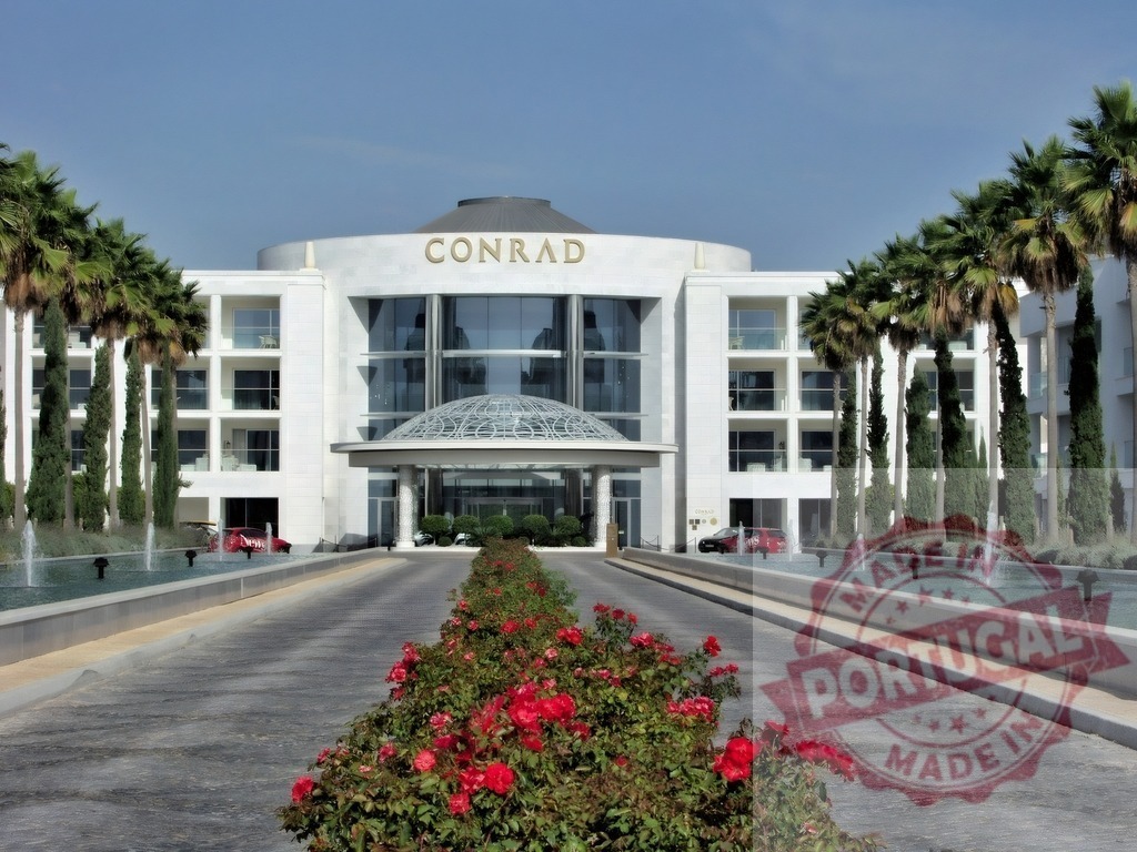 Conrad Algarve hotel entrance with fountains and palm trees | Conrad Algarve luxury hotel building and entrance, a prominent resort destination in Quinta do Lago, Portugal - Realisiert mit Pictrs.com