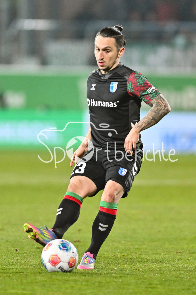 SpVgg Greuther Fürth - 1. FC Magdeburg | FUERTH, GERMANY - 06. FEBRUARY: am Ball Baris ATIK (1. FC Magdeburg 23) Einzelfoto / Freisteller während dem Match zwischen der SpVgg Greuther Fürth und dem 1. FC Magdeburg am 21. Spieltag der 2. Bundesliga im Sportpark Ronhof Thomas Sommer