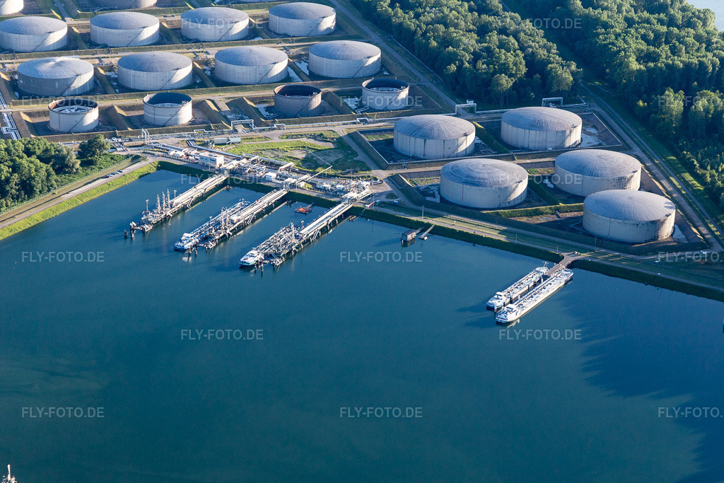 Luftbild: Ölhafen im Ortsteil Knielingen in Karlsruhe im Bundesland Baden-Württemberg in Deutschland. Foto: IMG_115147.jpg vom 13.06.2019 durch Werner Riehm/FLY-FOTO.de