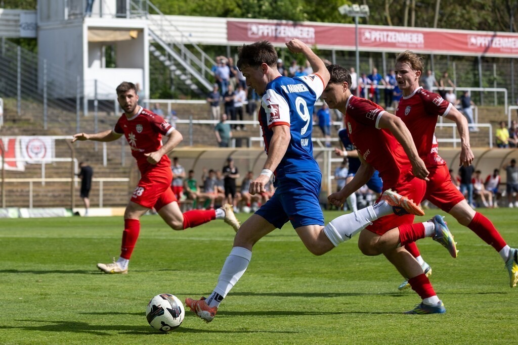 Fußball, Oberliga Baden-Württemberg 2025/26, 30. Spieltag: VfR Mannheim gegen SSV Reutlingen | Fußball, Oberliga Baden-Württemberg 2025/26, 30. Spieltag: VfR Mannheim gegen SSV Reutlingen***Lennart Thum (9, Mannheim) mit guter Torchance - Realisiert mit Pictrs.com