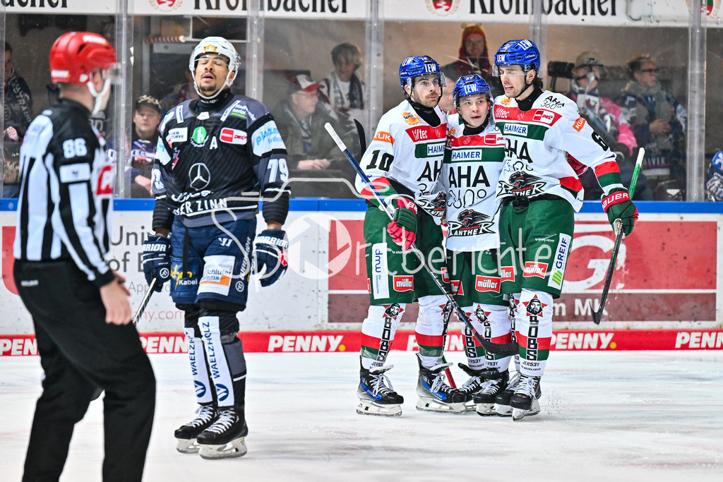 Iserlohn Roosters - Augsburger Panther | Jubel der Panther nach dem Treffer zum 0-1 durch Chris COLLINS (Augsburger Panther #10) / Tor / Torschuetze / Freude / Happy / DEL: Iserlohn Roosters - Augsburger Panther, Eissporthalle Iserlohn am 07.03.2025