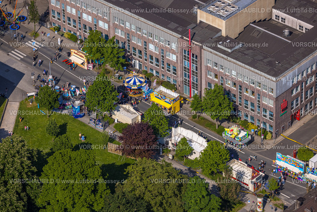 Witten240506902 | Luftbild, Himmelfahrtskirmes auf der Ruhrstraße am Gebäude der Sparkasse Witten Hauptstelle, Karussell und Verkaufsstände, Witten, Ruhrgebiet, Nordrhein-Westfalen, Deutschland
