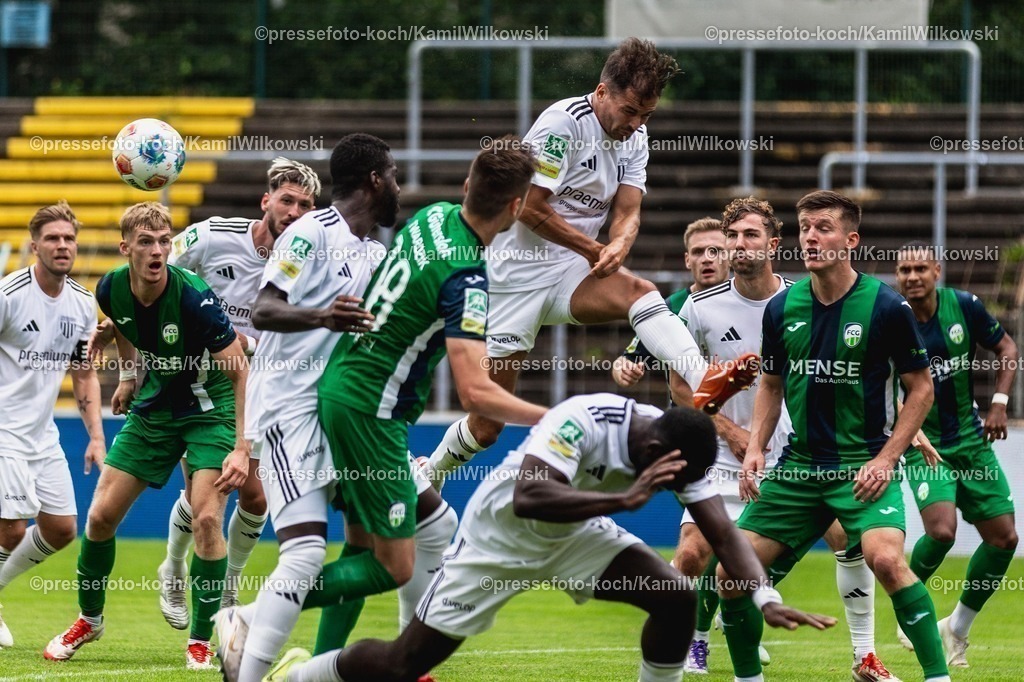 xKWI02082501019 | 02.08.2025, xkwix, Fußball, Regionalliga West, FC Gütersloh - 1. FC Bocholt, Ohlendorf Stadion im Heidewald: Spieler im Zweikampf bei einer Ecke und Kopfball 