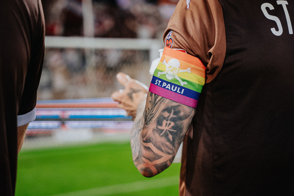 DSC03345 | Der offizielle Shop für FC St. Pauli Fotos. Wähle aus Spielszenen & Fanmomenten dein FCSP Wunschformat. Wir liefern Millerntor-Atmosphäre.