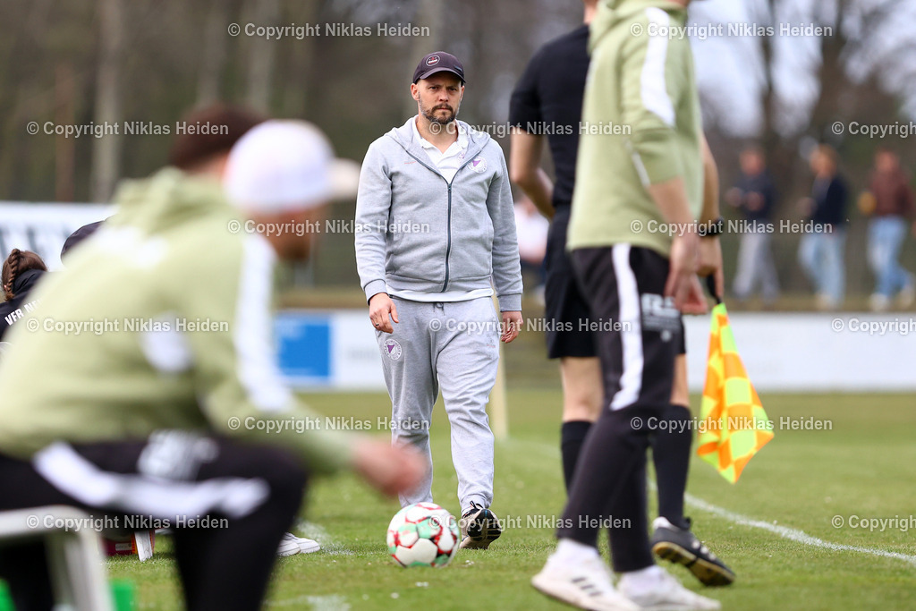 NH_VfRNeumuenster_PSVNeumuenster_FlensOberliga_15042026 | Danny Cornelius (Trainer, VfR Neumünster)Fußball I Herren I Flens Oberliga I Saison 2025-2026  I 19. Spieltag I VfR Neumünster - PSV Union Neumünster I 15.04.2026 I VfR Stadion HSP (Grümmi Arena)