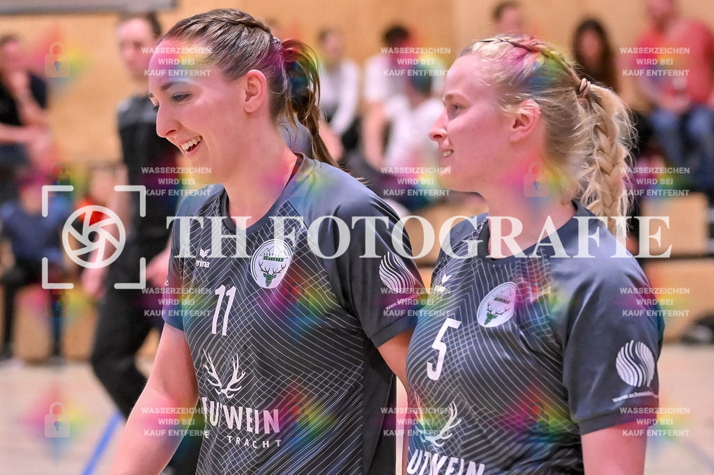 GER, SG Maulburg/Steinen - HB Kinzigtal, Handball, Suedbadenliga, 22. Spieltag, Saison 2023/2024, 27.04.2024 | Team HB Kinzigtal siegt und ist voller Freude. Carina Schmid (HB Kinzigtal, #11), Vanessa Paul (HB Kinzigtal, #05)

GER, SG Maulburg/Steinen - HB Kinzigtal, Handball, Suedbadenliga, 22. Spieltag, Saison 2023/2024, 27.04.2024

Foto: TH Fotografie/Thomas Hess