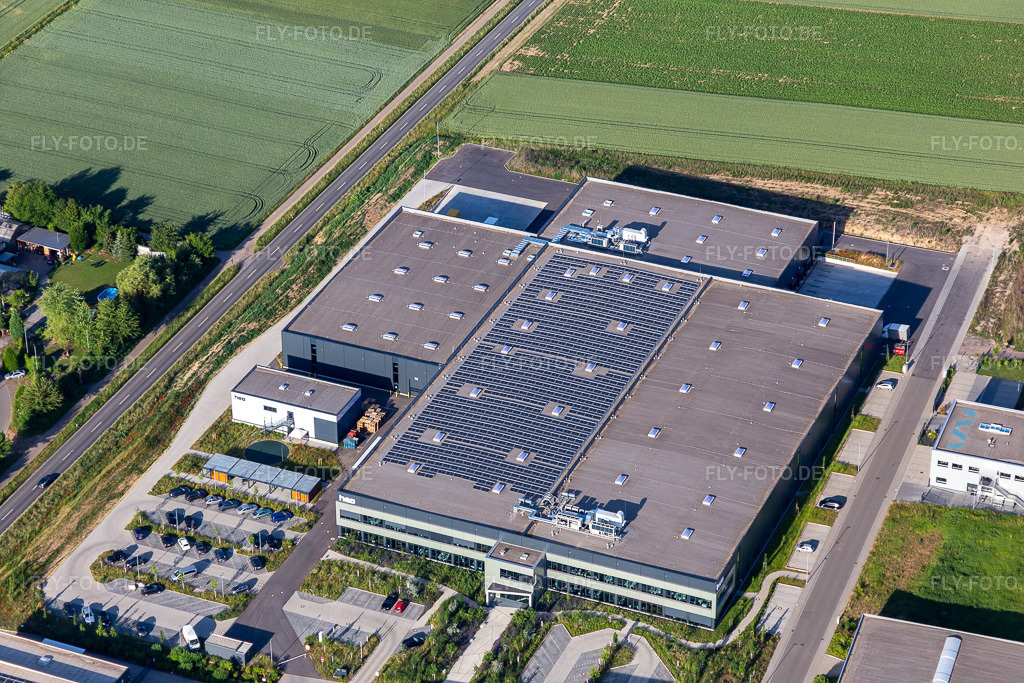 Luftbild: heo GmbH in Herxheim bei Landau im Bundesland Rheinland-Pfalz in Deutschland. Foto: IMG_132310.jpg vom 03.06.2022 durch Werner Riehm/FLY-FOTO.deheo.com: Großhandel für Figuren, Spielwaren, Merchandising-Artikeln, Modellen, Textilien, Statuen, Spielen, Nachbildungen, Repliken & mehr