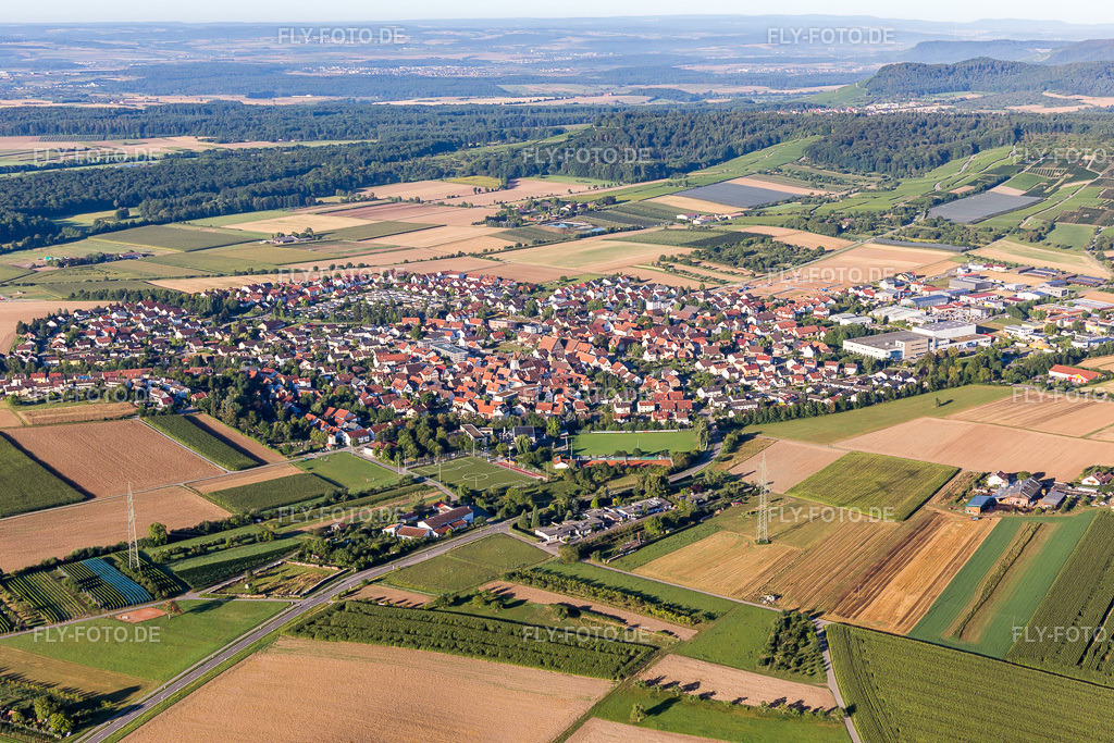 Dorf - Ansicht am Rande von landwirtschaftlichen Feldern und Nutzflächen | Luftbild: Dorf - Ansicht am Rande von landwirtschaftlichen Feldern und Nutzflächen in Erligheim im Bundesland Baden-Württemberg in Deutschland. Foto: IMG_093813.jpg vom 23.08.2016 durch Werner Riehm/FLY-FOTO.de - Realisiert mit Pictrs.com