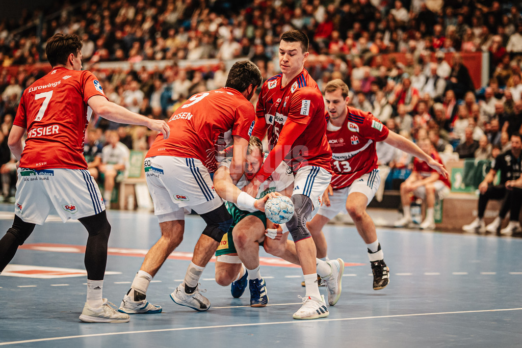 Handball | Männer | Saison 2024/2025 | DAIKIN Handball-Bundesliga | 8. Spieltag || Handball Sport Verein Hamburg vs. TSV Hannover-Burgdorf | 24.10.2024 | Kein Durchkommen für Justus Fischer (#54, TSV Hannover-Burgdorf)