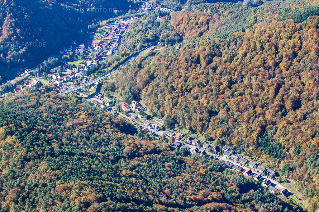 Luftbild: B48 Schulstr in Rinnthal im Bundesland Rheinland-Pfalz in Deutschland. Foto: IMG_34663.jpg vom 26.10.2010 durch Werner Riehm/FLY-FOTO.de