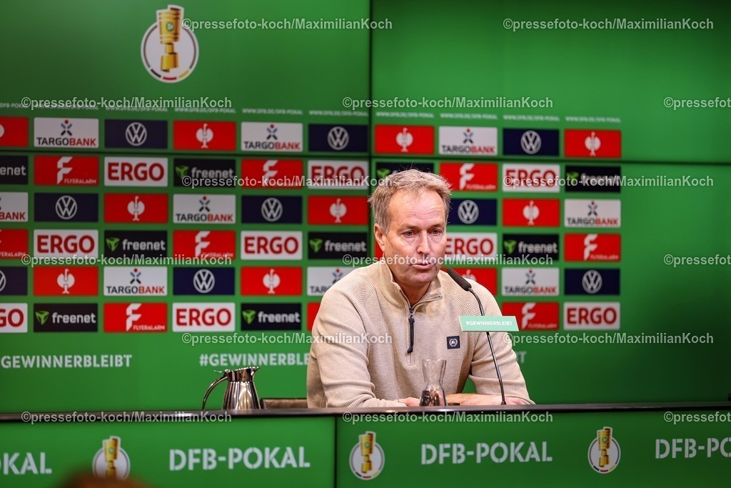 BVB02122501095 | 02.12.2025, Fußball, DFB-Pokal, Borussia Dortmund - Bayer 04 Leverkusen, Achtelfinale, Signal Iduna Park, Saison 2025 2026: Die Trainer bei der Pressekonferenz nach dem Spiel - Cheftrainer Kasper Hjulmand (Bayer04) DFB regulations prohibit any use of photographs as image sequences and or quasi-video.