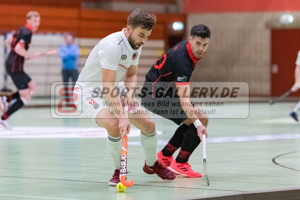 HK_20230113_102710 | 1. Bundesliga ( Halle ) Herren Crefelder HTC - DSD Düsseldorf am 13.1.2023 Crefelder HTC  ( CHTC ) Halle Glockenspitz , Krefeld , Jansen Phillip ( Crefelder HTC #12 ) , Daniele Cioli ( DSD Düsseldor #10 )