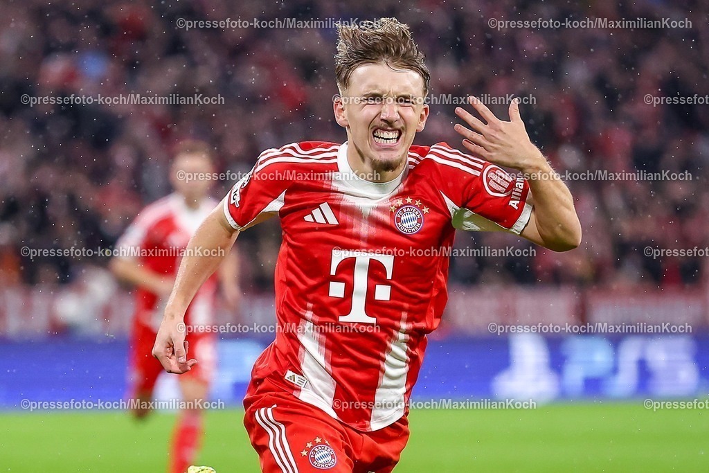 UCL22102501157 | 22.10.2025, Fußball, UEFA Champions League, FC Bayern München - Club Brügge, Allianz Arena, Saison 2025 2026: Torjubel nach dem Tor zum 1:0 durch Torschütze Lennart Karl&nbsp;(FC Bayern Muenchen #42)  Regulations prohibit any use of photographs as image sequences and or quasi-video.
