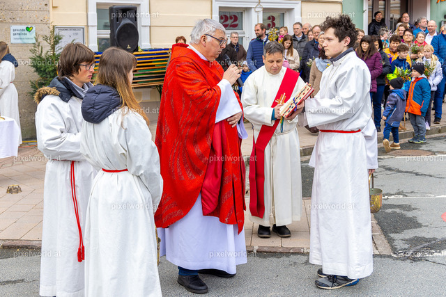 Palmbuschenweihe am Hauptplatz in Feldkirchen | Bildershop von pixelworld.at - Realisiert mit Pictrs.com